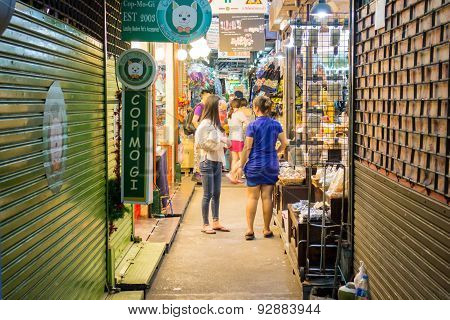 Tourist shopping in Chatuchak weekend market