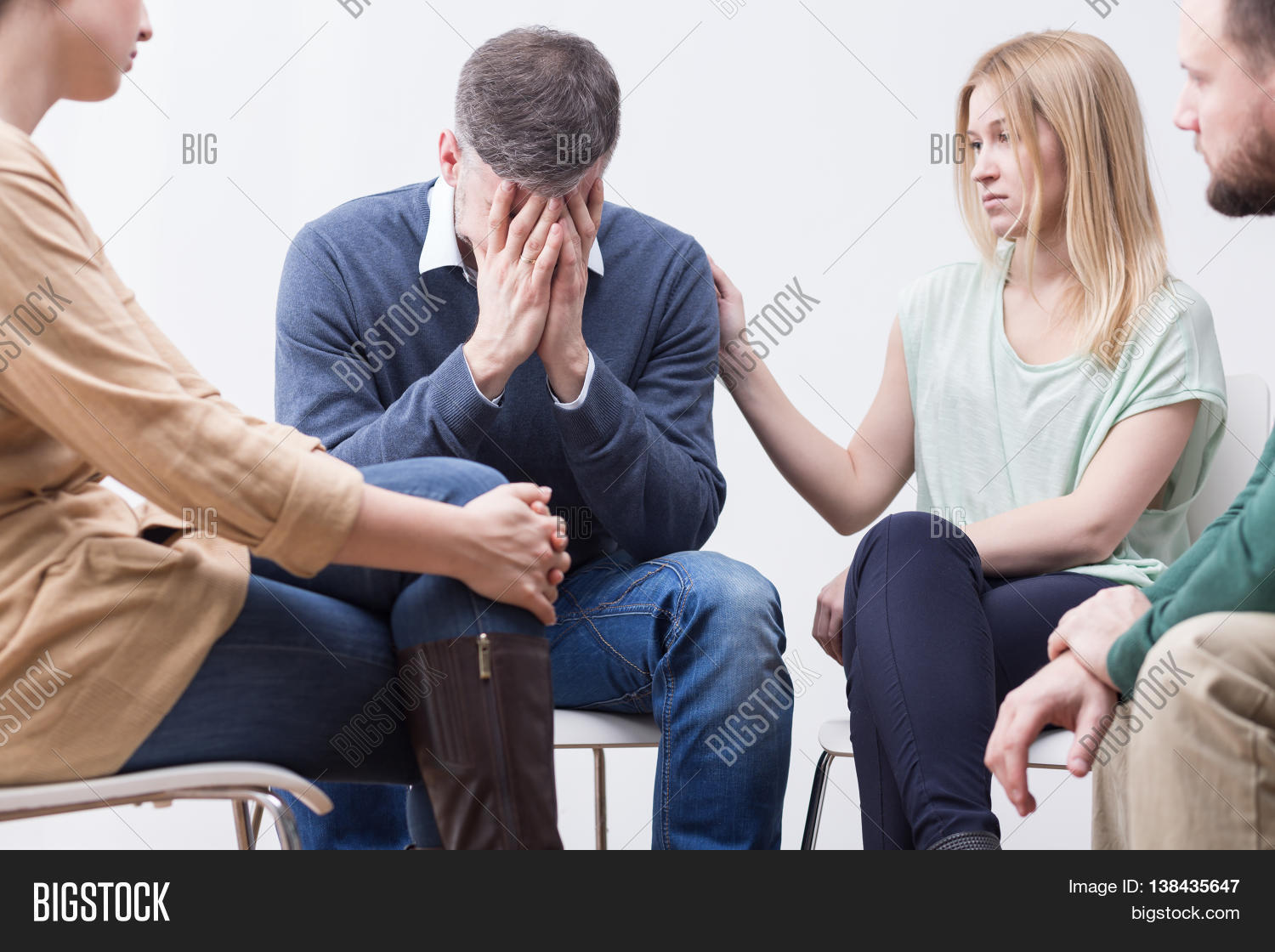 Как помогать другим и принимать решения вместе. Люди помогают друг другу. Протянутая рука помощи. Помогать людям. Поддержка семьи.