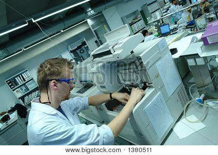 Lo scienziato Professor sperimentando