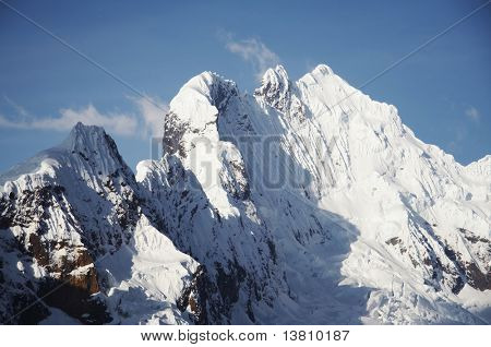 Snowcowered hohen Kordillere Berg