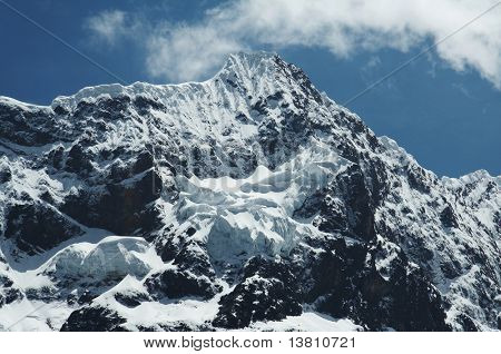 Snowcowered hohen Kordillere Berg