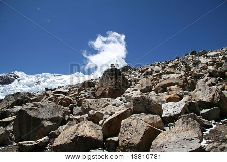 Snowcowered hohen Kordillere Berg und Stein