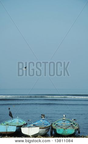  Trzy niebieskie łodzi na wybrzeżu Oceanu Spokojnego
