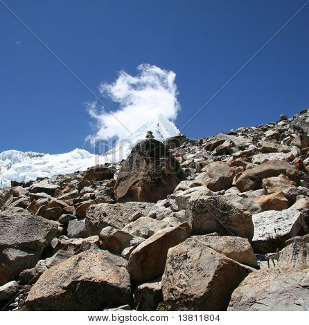Snowcowered hohen Kordillere Berg und Stein