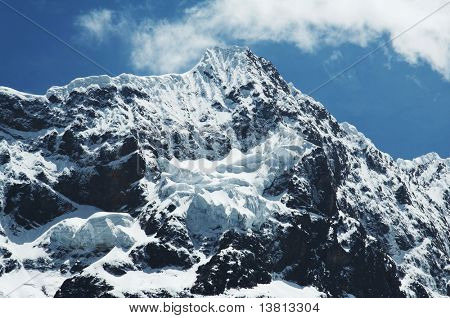 Snowcowered hohen Kordilleren Berge und Wolken