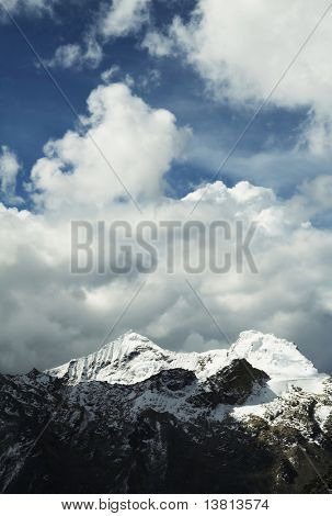 Snowcowered hohen Kordilleren Berge und Wolken