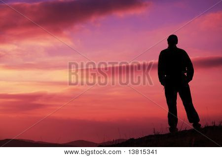 silhouette masculine sur coucher de soleil