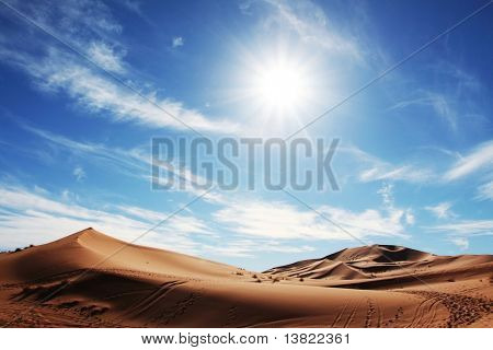 砂の砂漠と太陽