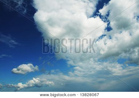 weiße Wolken und blau