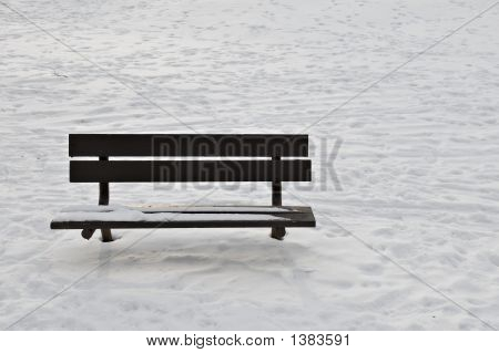 Bank im Schnee