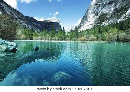 Зеркальное озеро в Yosemite