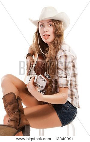 Sesy vaquera en el sombrero de vaquero con guitarra acústica