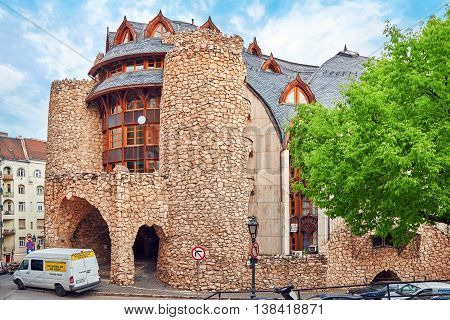 Budapest, Hungary-may 03, 2016: Swan House .one Of The Modern Buildings In Budapest. It Was Original