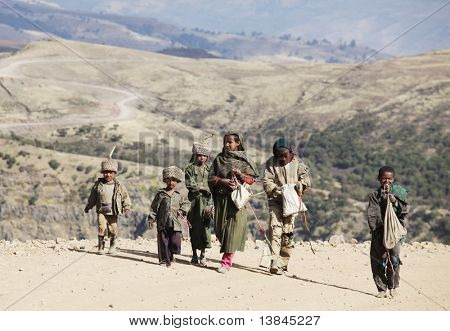 SIMIEN MTNS เอธิโอเปีย - 12 มกราคม: เด็ก Ethiopean ขายงานฝีมือในภูเขา Simien, Ethio