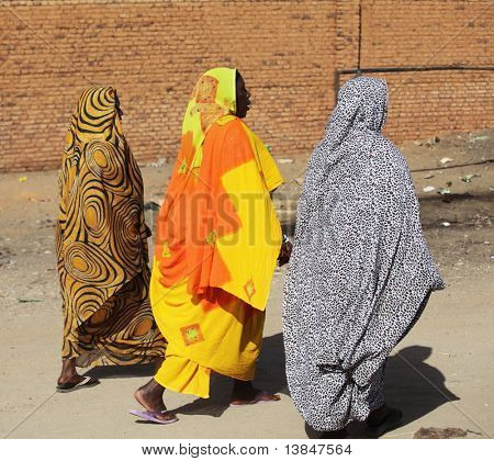 SUDAN - gennaio 09: Popolo Sudanese camminare da un bazar in zona rurale vicino a Khartoum il 9 gennaio, 