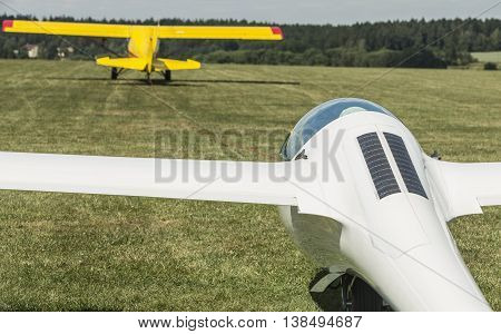 towing gliders when starting on a grass runway in sunny day