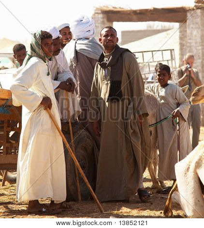 DARÁU, EGYPT - Prosinec 29: Arabské lidé jsou vyjednávání na týdenní trh velblouda a dobytek na prosinec
