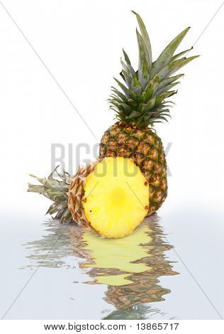 Un ananas con sfondo bianco