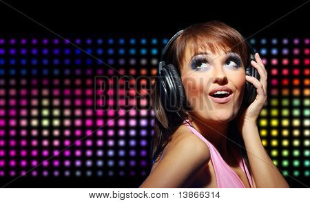 ヘッドフォンでのダンス少女の肖像画
