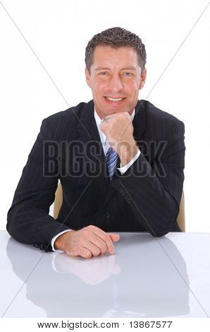 unge business mand på et skrivebord, isoleret på hvid
