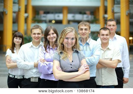 Imprenditrice in un ufficio e il suo team