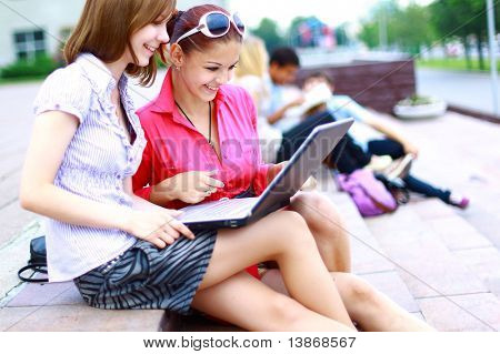 Closeup freudig jungen Freunde mit laptop