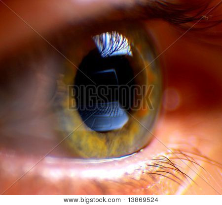 Ordinateur portable reflet dans un oeil