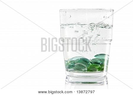 Kuličky ve sklenici vody