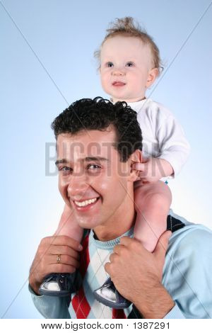 Baby op vaders schouders