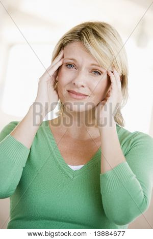 頭痛の種を持つ女性