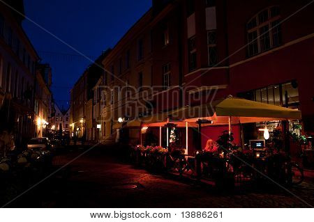 Street Cafe yöllä