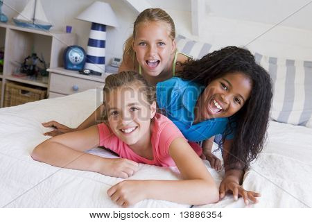 drei Freunde zusammen auf dem Bett