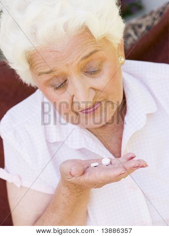 年配の女性服用する薬
