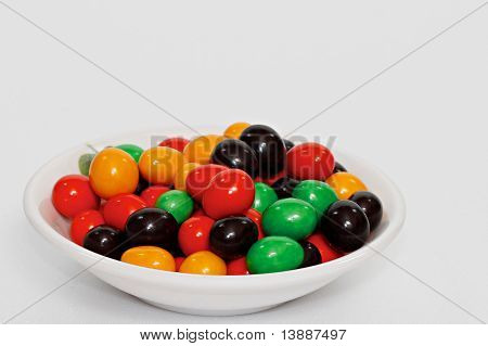 Verlockend bunte Bonbons In einer Schale