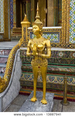 Kinaree, uma figura da mitologia, é observando o templo no grande palácio