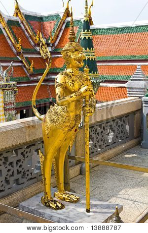 Kinaree, uma figura da mitologia, é observando o templo no grande palácio de Banguecoque