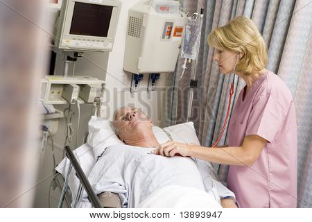 Arzt überprüfen Patienten Heartbeat