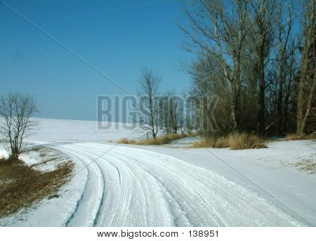 Snedækkede land vej