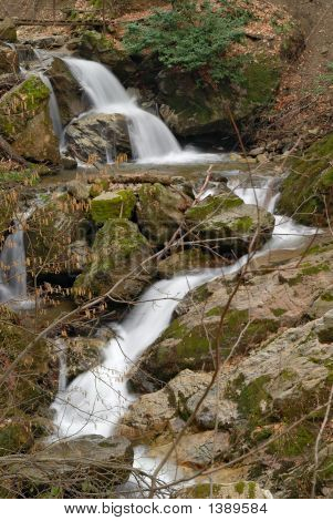 フォレスト内の滝
