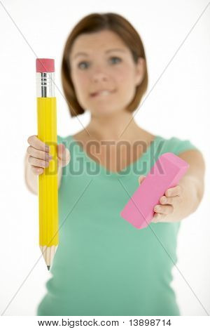 Woman Holding grande matita e gomma
