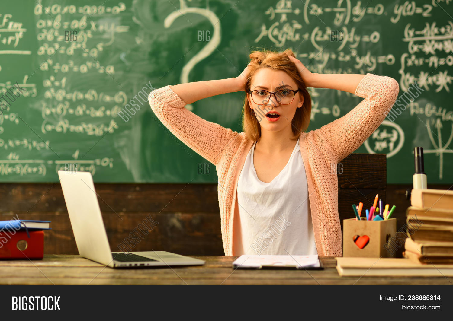 Студент спросил преподавателя. Практика в школе для студентов. Дети поднимают руки на уроке. Человек учитель. Учитель и старшеклассники.