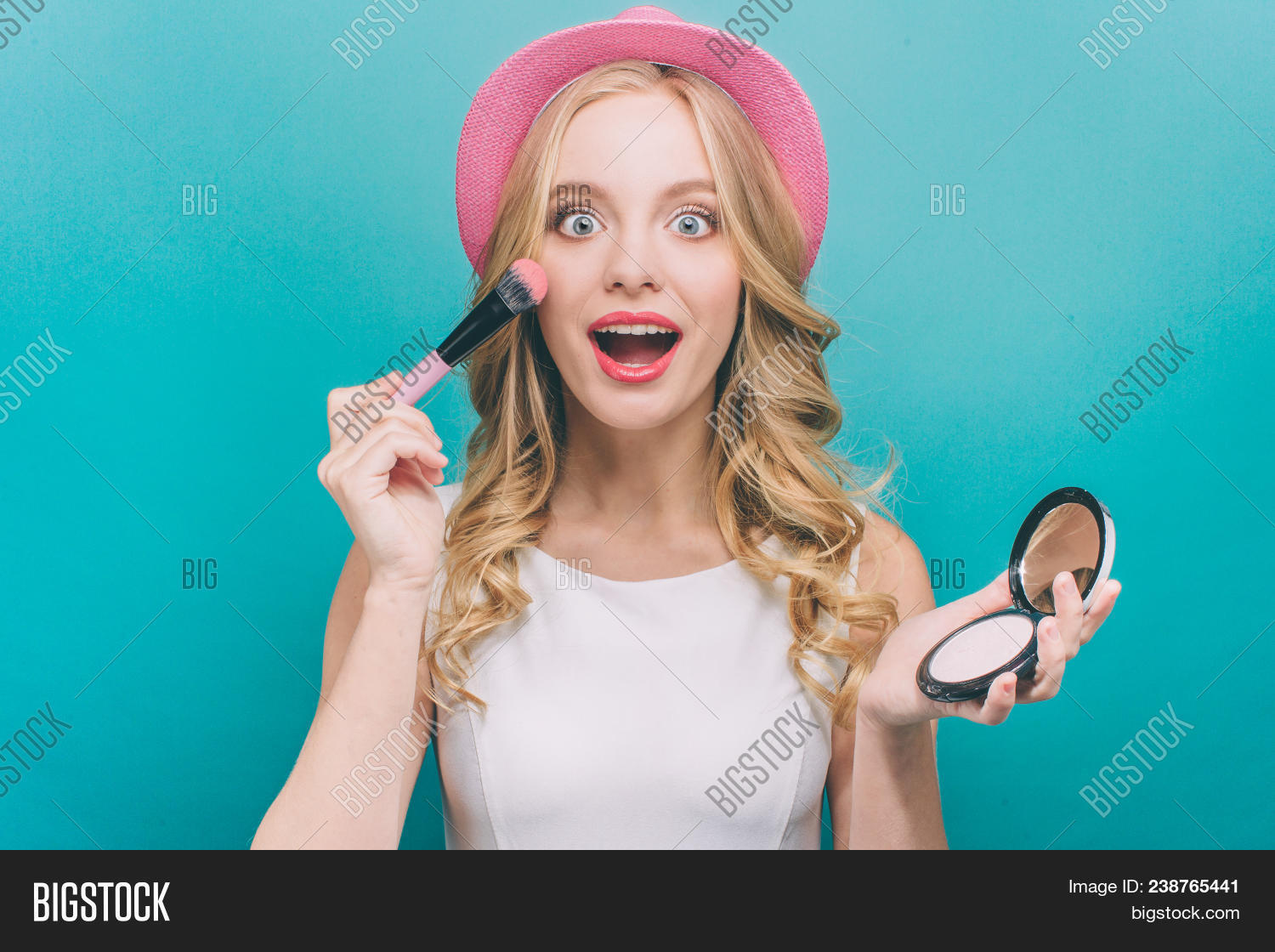 37 HQ Pictures She Brushes Her Long Blonde Hair / Funny Young Woman Is