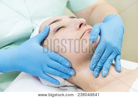 Massage And Facial Peels At The Salon Using Cosmetics