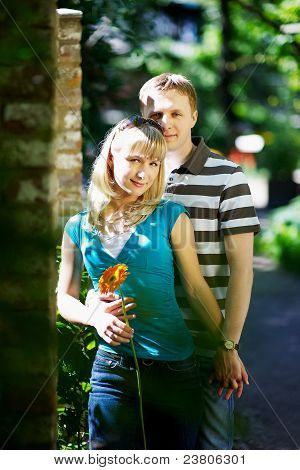 Aşık erkek ve kadın Park Romantik Tarih