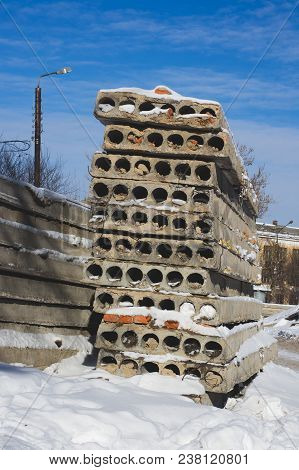 Old Concrete Ceilings, Set By The Post After The Demolition Of The Dilapidated Dilapidated House. Di