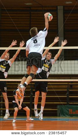 KAPOSVAR, Ungheria - 21 settembre: Roland Gergye (in bianco) in azione in un campionato nazionale ungherese