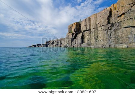 Basık kayalıklarla, Lake Superior
