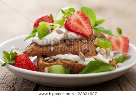 pane con ricotta e frutti di bosco
