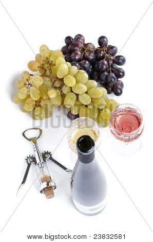 Garrafa de vinho com aperitive copos de vinho e uvas isoladas no branco