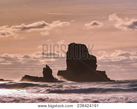 Amazing Sunset, Talisker Bay On The Isle Of Skye In Scotland. Foamy Sea, Boulders And Large Cracked 